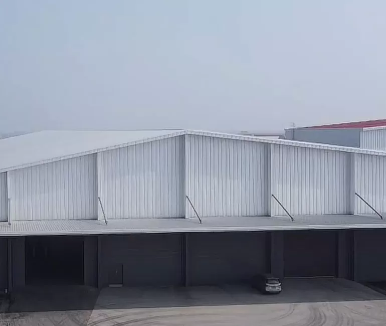 El edificio de la fábrica boutique como una sala de exposiciones es construido por un mago de ingeniería